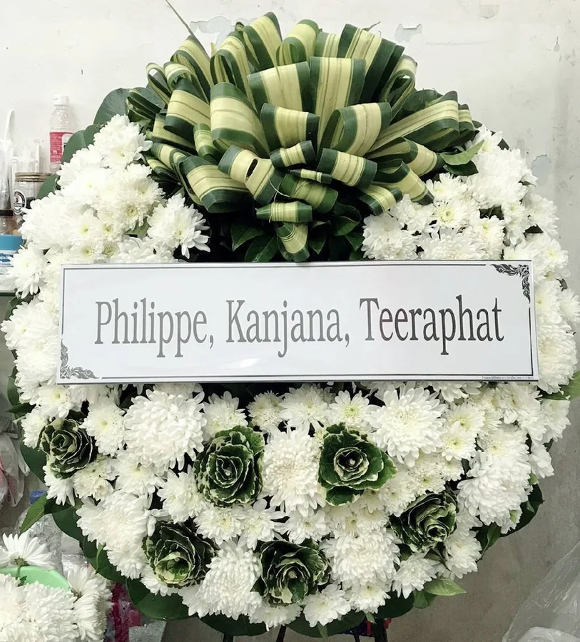 พวงหรีดดอกไม้สด ไซส์ L แบบที่ 3 - ร้านดอกไม้สุขใจ